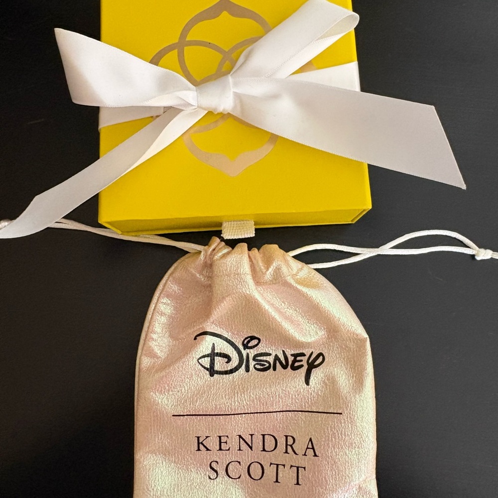 Kendra Scott Necklace in Elegant Gold